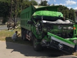 В Харькове грузовик сбил электроопору