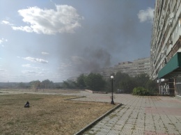 В Луганске прогремел взрыв: горит крыша многоэтажного дома. ФОТО