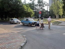 Берегись автомобиля: в Одессе стерлись пешеходные переходы