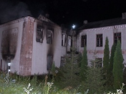 Старая школа загорелась в селе