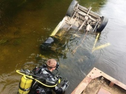 В Черниговской области легковушка слетела с моста в реку: фото