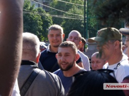 В Николаеве активисты срывали акцию сторонников Шария - в ход пошли зубочистки