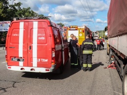 Жуткая трагедия в Киеве: водителю фуры прицепом раздавило голову