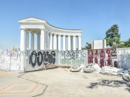 За забором и с горами мусора: как выглядит знаменитая Воронцовская колоннада в Одессе
