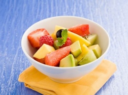 Диетолог: употреблять ягоды и фрукты в виде десерта неправильно