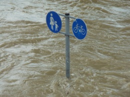 Непогода обрушилась на страну: города уходят под воду, авто смывает, есть жертвы