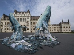 «Гринпис» установил скульптуру китов, сделанную из океанских пластиковых отходов