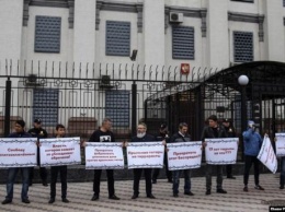 В Киеве пикетируют посольство России в поддержку осужденных крымских татар