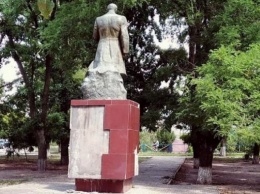 В Скадовске восстанавливают поврежденный памятник Тарасу Шевченко