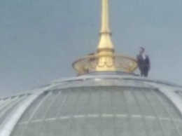 "Зеленский" залез на купол Рады? Тайна раскрыта - ФОТО