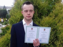 Парень с синдромом Дауна впервые в Украине получил высшее образование