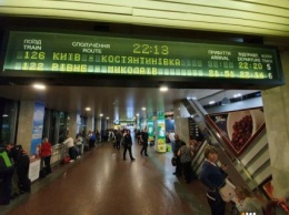На железнодорожном вокзале в Киеве задымился локомотив поезда