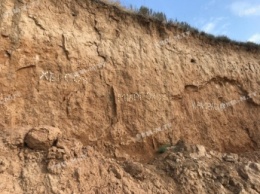 В Кирилловке курортники ставят географические метки на отвесной стене пляжа (фото)