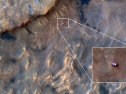 Марсоход Curiosity удалось сфотографировать с орбиты Красной планеты