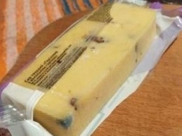 Жительница Мелитополя купила в АТБ сыр с неприятным сюрпризом (фото)