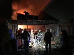 Ночной пожар под Одессой: горели склады с косметикой
