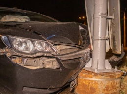 В Днепре на Запорожском шоссе водитель Honda снес светофор
