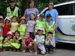 В Кривом Роге полицейские провели для малышей веселые занятия по безопасности дорожного движения