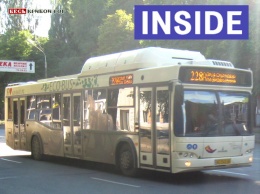 Будни льготчиков: Криворожские пенсионеры штурмуют коммунальные автобусы с раннего утра и ломают двери