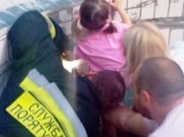 В Днепре 2-летняя девочка застряла в сливной трубе бассейна: ребенка госпитализировали