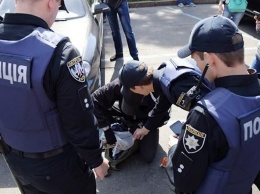 Под Киевом полицейский украл вещдоки ради нового телевизора и часов