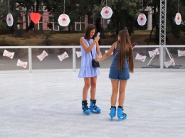 Зимние развлечения в июле: в парке Шевченко открылся... каток