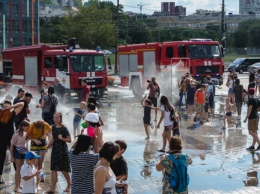 В Днепре на Фестивальном причале пожарные спасали прохожих от жары