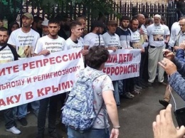 Суд в Москве оштрафовал 18 крымчан, задержанных под Верховным судом России