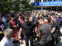 Вирастюка провели в последний путь на Аллее Славы: сотни украинцев со слезами на глазах шли за гробом, фото