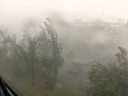 Мощный ураган пронесся в Украине, люди в панике: «срывал крыши и валил деревья», кадры разрушений