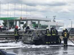 На Южном мосту в Киеве дотла сгорел автомобиль