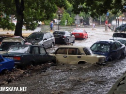 В Одессе поток воды во время ливня снес десяток машин и разворотил коллектор