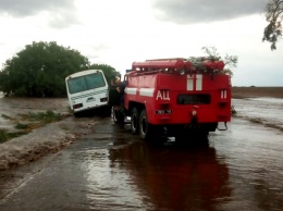 После ливня в Одесской области спасатели откачивали воду из домов и вытаскивали машины