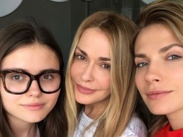 Прекрасные! Ольга Сумская с дочерьми восхитила сеть семейной фотосессией