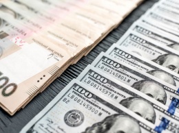 Доллар резко рванул вверх, гривна "прогнулась": НБУ представил мрачный курс валют