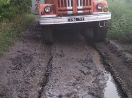 Под Кривым Рогом спасатели после дождя вытягивали из грязи легковые машины