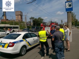 В Кривом Роге полицейские и спасатели учили водителей пропускать спецтранспорт