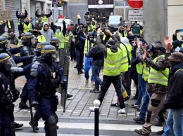 В Париже несколько сотен "желтых жилетов" устроили акцию протеста