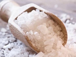Диетолог Людмила Бабич: чтобы не страдать от отеков, замените обычную соль морской