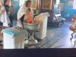 В России священник чуть не убил ребенка при крещении: жуткое видео