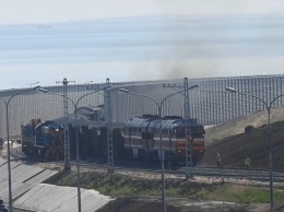 Проезд по Крымскому мосту большого железнодорожного состава сняли на видео