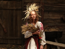 Катя Ковальчук рассказала о самом страшном моменте 2 сезона "Крепостной": "Закапывали в землю и пороли по-настоящему"