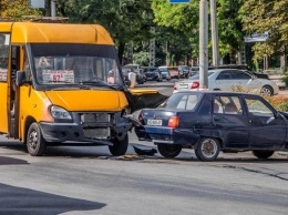 В Днепре на Савченко ЗАЗ врезался в маршрутку с пассажирами и отлетел в парапет