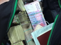 На Прикарпатье у "валютчика" прямо на улице отобрали миллион