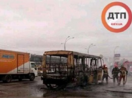 Возле станции метро "Лесная" сгорела маршрутка "Киев-Бровары" (обновлено)
