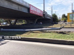 ЧП в Харькове: на оживленный проспект рухнула опора (фото)