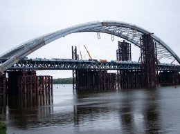 На Подольско-Воскресенском мосту в Киеве демонтируют временные опоры