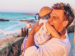 "Перебрал немного на солнышке": Влад Топалов поделился забавным фото с сыном