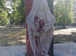 В Житомирской области облили красной краской Мемориал участникам АТО