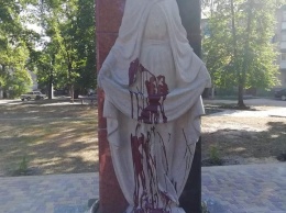 В Житомирской области на День независимости облили краской памятник погибшим участникам АТО